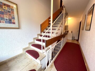 Schicke 3-Zimmer Eigentumswohnung mit Kamin - Treppenaufgang