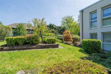 Hochwertige Penthouse-Wohnung mit großem Balkon und Kfz-Stellplätzen - Außenanlage