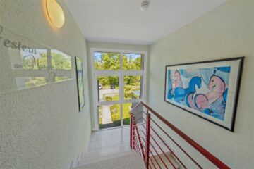 Hochwertige Penthouse-Wohnung mit großem Balkon und Kfz-Stellplätzen - Treppenhaus