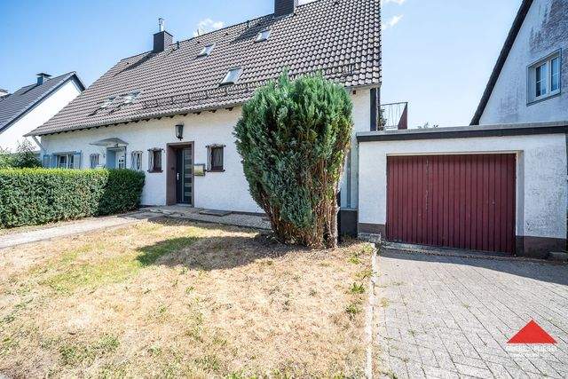 Doppelhaushälfte mit Garage und großem Grundstück zu vermieten - Außenansicht
