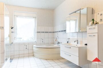 Vermietetes Mehrfamilienhaus in zentraler Lage von Kierspe - Badezimmer 1