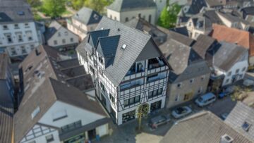 TOP Kapitalanlage: Wohn- und Geschäftshaus mit Aufzug in Neuenrade - Luftbild