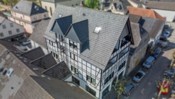 TOP Kapitalanlage: Wohn- und Geschäftshaus mit Aufzug in Neuenrade - Luftbild