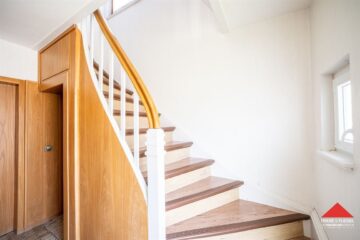 Freistehendes Einfamilienhaus mit Fernblick und Garage - Flur