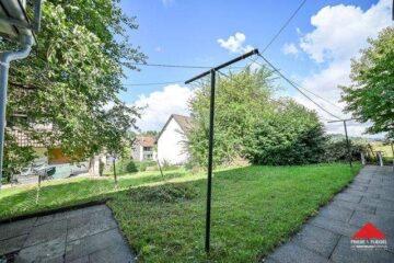 Freistehendes Zweifamilienhaus mit Garage in Sackgassenlage - Garten