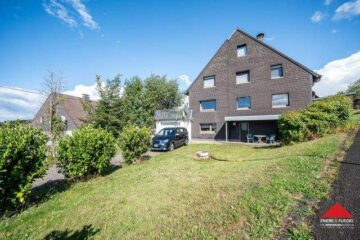 Freistehendes Zweifamilienhaus mit Garage in Sackgassenlage - Außenansicht