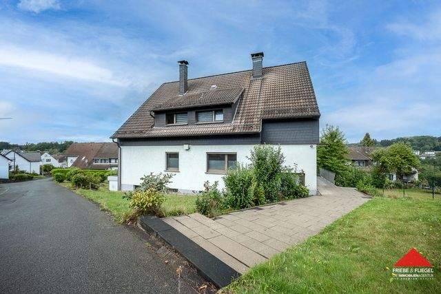 Freistehendes Zweifamilienhaus mit Garage in Sackgassenlage - Außenansicht