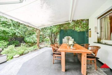 Eleganz im Grünen: Stilvolles Einfamilienhaus mit privatem Rückzugsort - Terrasse