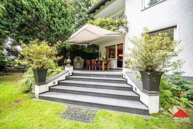 Eleganz im Grünen: Stilvolles Einfamilienhaus mit privatem Rückzugsort - Garten