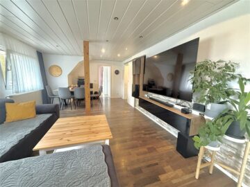 Schicke 3-Zimmer Eigentumswohnung mit Kaminofen und Einbauküche - Wohnen/ Essen