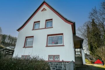 Einfamilienhaus mit Nebengebäude und Garagen in zentraler Lage von Kierspe - Außenansicht