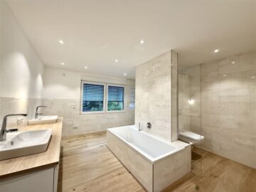 Luxuriöse Mietwohnung im Erdgeschoss mit Kamin, Balkon und Terrasse - Bad