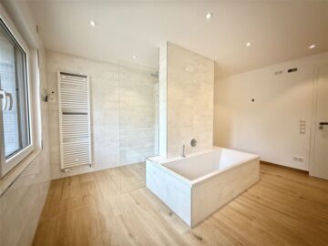 Luxuriöse Mietwohnung im Erdgeschoss mit Kamin, Balkon und Terrasse - Bad