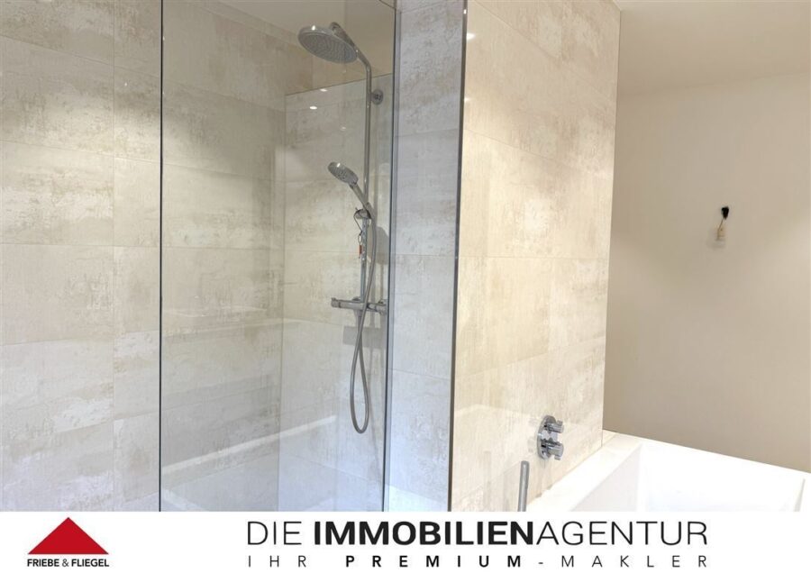 Luxuriöse Mietwohnung im Erdgeschoss mit Kamin, Balkon und Terrasse - Bad