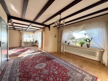 Schönes Einfamilienhaus mit Einliegerwohnung, Garage und Carport - Wohn-/ Esszimmer