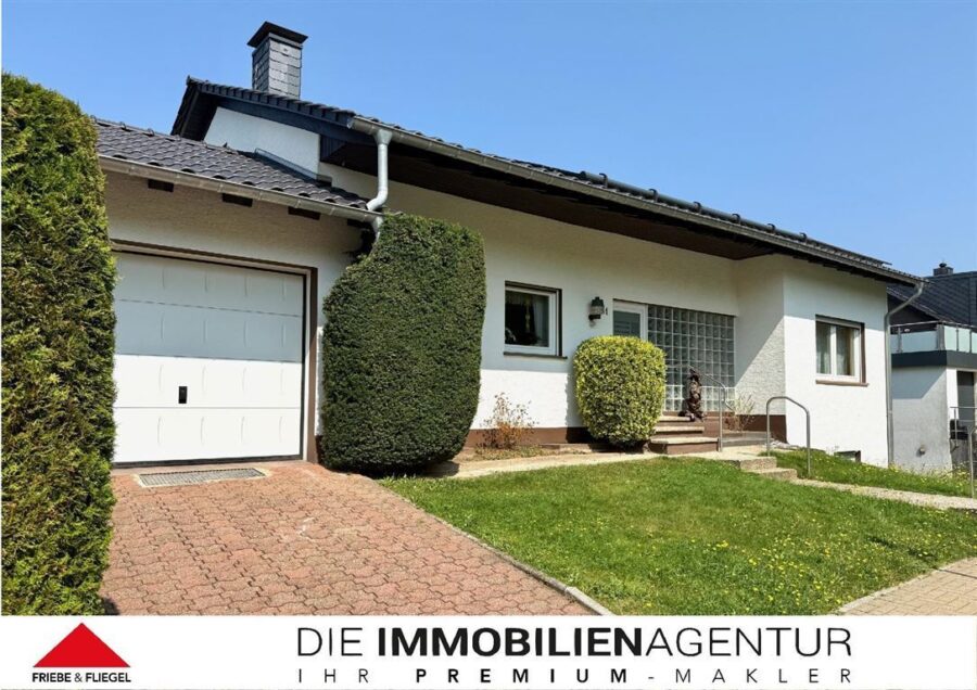 Schönes Einfamilienhaus mit Einliegerwohnung, Garage und Carport - Außenansicht