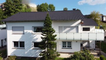 Schönes Einfamilienhaus mit Einliegerwohnung, Garage und Carport - Rückansicht