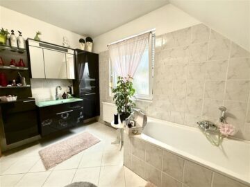 Schickes Einfamilienhaus mit zwei Kfz-Stellplätzen - Bad DG