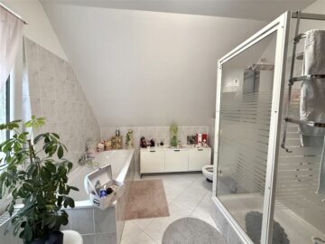 Schickes Einfamilienhaus mit zwei Kfz-Stellplätzen - Bad DG