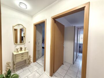 Schickes Einfamilienhaus mit zwei Kfz-Stellplätzen - Flur DG