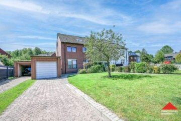 Gepflegtes Zweifamilienhaus mit Garage und schönem Grundstück - Außenansicht