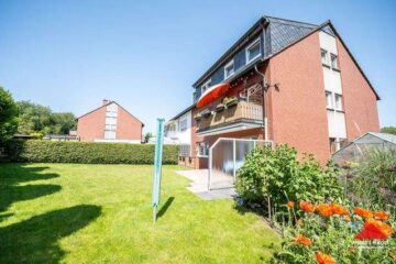 Gepflegtes Zweifamilienhaus mit Garage und schönem Grundstück - Garten