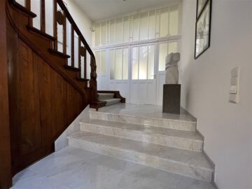 Hochwertige Maisonette-Wohnung mit Kfz-Stellplatz und Einbauküche - Hausflur