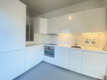 Hochwertige Maisonette-Wohnung mit Kfz-Stellplatz und Einbauküche - Küche mit Bartheke