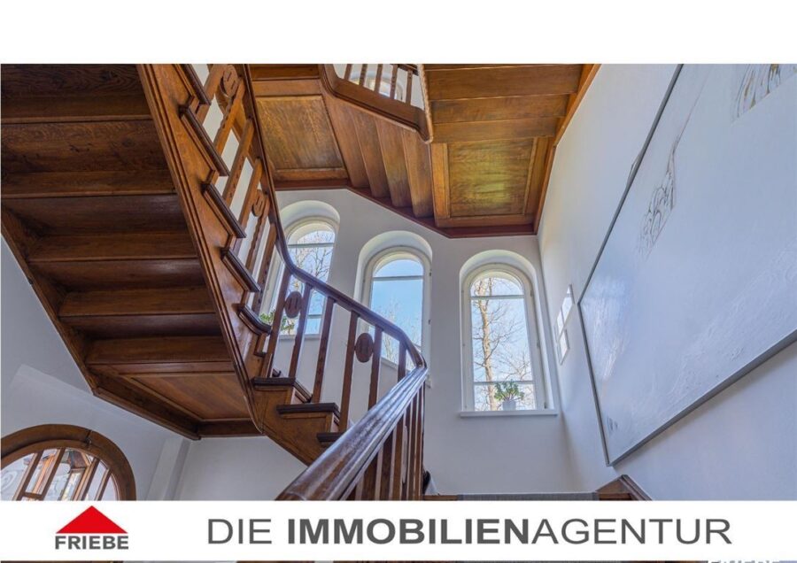 Hochwertige Maisonette-Wohnung mit Kfz-Stellplatz und Einbauküche - Hausflur