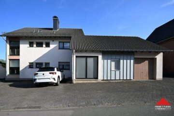 Zweifamilienhaus mit Garage, Kfz-Stellplätzen und schönem Grundstück - Außenansicht