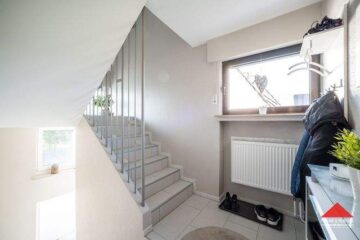 Zweifamilienhaus mit Garage, Kfz-Stellplätzen und schönem Grundstück - Flur