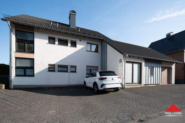 Zweifamilienhaus mit Garage, Kfz-Stellplätzen und schönem Grundstück - Außenansicht