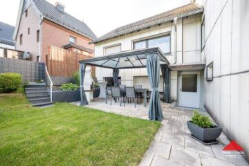 Zweifamilienhaus mit Garage, Kfz-Stellplätzen und schönem Grundstück - Terrasse