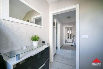 Zweifamilienhaus mit Garage, Kfz-Stellplätzen und schönem Grundstück - Flur