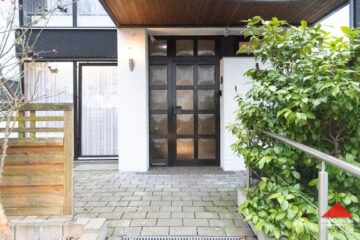 Schönes Einfamilienhaus mit Garage und Garten - Eingang