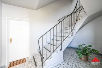 3 Zimmer-Erdgeschosswohnung mit Balkon und Kfz-Stellplatz in Lüdenscheid-Oeneking - Hausflur